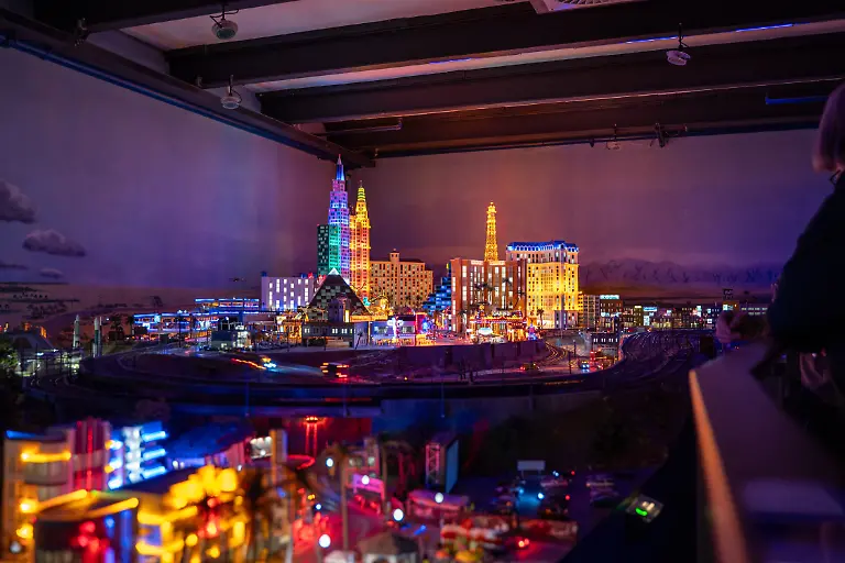 Symbolbild-Las-Vegas-Strip-als-Miniaturwelt-07-02-2026-Ein-Nachbau-des-Las-Vegas-Strip-ist-im-Miniatur-Wunderland-Hamburg-zu-sehen-In-der-Modelllandschaft-sind-unter-anderem-das-Luxor-Hotel-sowie-der-Eiffelturm-des-Hotels-Paris-Las-Vegas-dargestellt