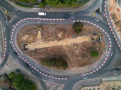 Archäologen lüften Geheimnis: Bauarbeiter finden menschliche Skelette unter Kreisverkehr