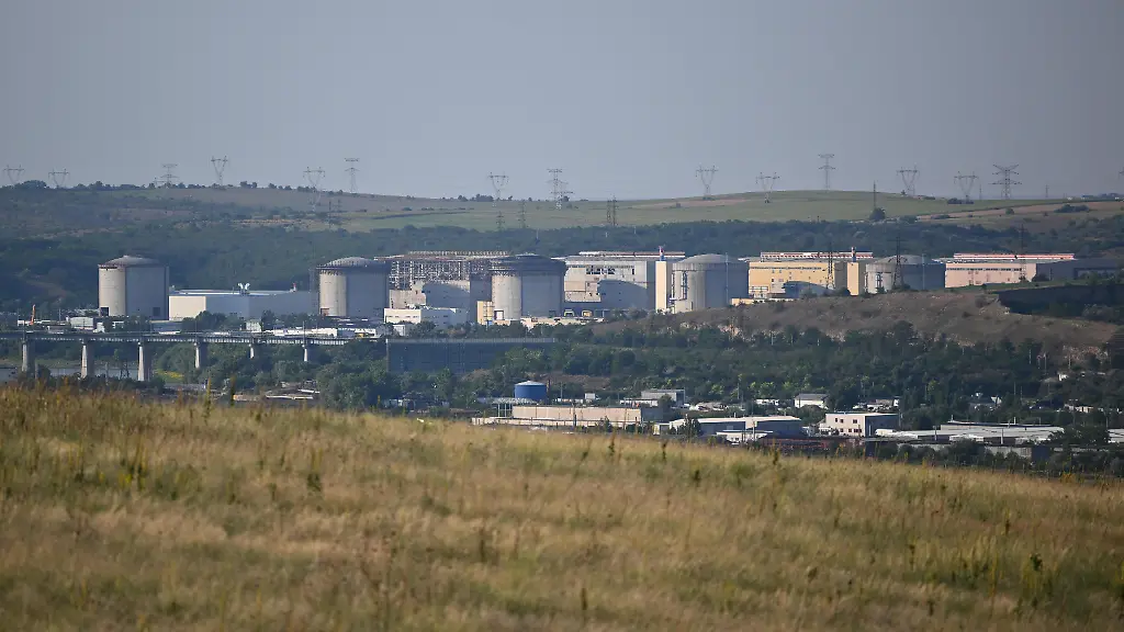 CONSTANTA-ROMANIA-AUGUST-4-A-general-view-of-the-Cernavoda-Nuclear-Power-Plant-as-low-flow-rate-of-the-Danube-River-has-raised-the-risk-of-a-shutdown-of-both-operating-reactors-in-Cernavoda-Constanta-Romania-on-August-4-2026-The-Cernavoda-Nuclear-Power-Plant-Romania-s-only-nuclear-power-facility-produces-about-20-of-the-country-s-electricity