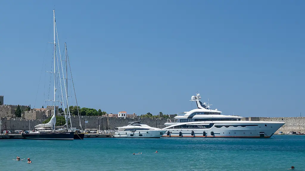 Eine-Yacht-Luxusyacht-im-Hafen-von-Rhodos-GRC-Themenbild-Reisen-Rhodos-04-08