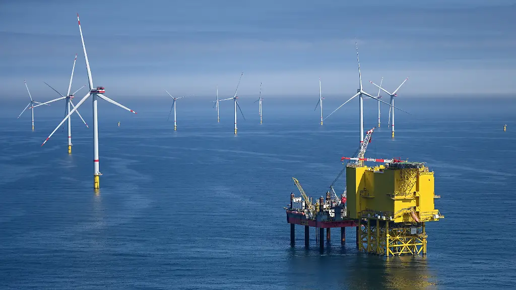 Blick-auf-die-BorWin-epsilon-eine-Offshore-Konverterplattform-die-vom-Unternehmen-Tennet-betrieben-wird-Sie-ist-das-Herzstueck-der-900-Megawatt-Netzanbindung-BorWin5-die-den-erzeugten-Wechselstrom-der-Windparks-in-Gleichstrom-umwandelt-um-ihn-verlustarm-ans-Festland-Garrel-Ost-zu-uebertragen-Der-Offshore-Windpark-He-Dreiht-von-EnBW-entsteht-rund-85-Kilometer-nordwestlich-von-Borkum-und-110-Kilometer-westlich-von-Helgoland-Mit-64-Anlagen-und-einer-Gesamtleistung-von-960-Megawatt-ist-er-Deutschlands-derzeit-groesstes-foerderfreies-Offshore-Projekt-und-soll-ab-Herbst-2026-rechnerisch-1-1-Millionen-Haushalte-versorgen