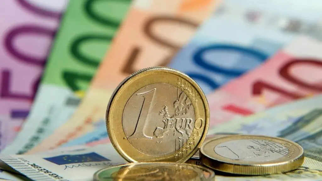 Euro-Banknoten-und-Euromuenzen