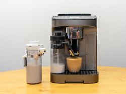 Kaffeevollautomat ausprobiert: Die De'Longhi Duo Magnifica Duo ist ein heißkalter Kauftipp