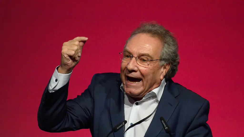 Klaus-Ernst-Co-Vorsitzender-des-BSW-in-Bayern-spricht-auf-dem-3-Bundesparteitag-der-Partei-BSW-zu-den-Delegierten-In-Magdeburg-hat-der-3-Bundesparteitag-vom-BSW-begonnen