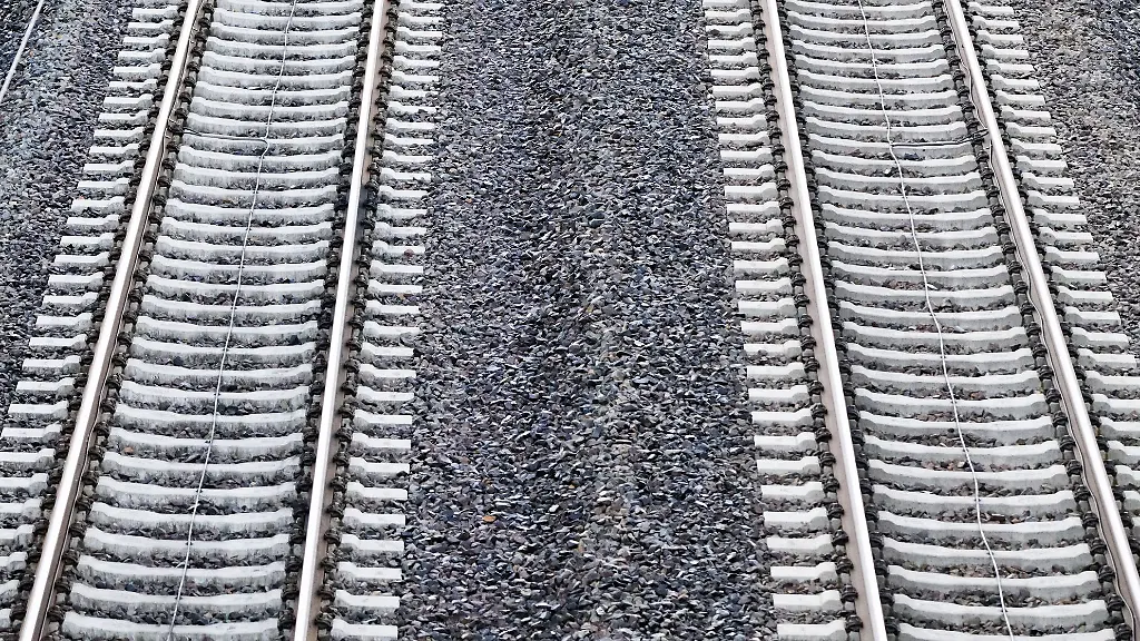 Nach-Angaben-des-Betreibers-sind-Rettungskraefte-mit-einem-Grossaufgebot-am-Bahnhof-Garssen-im-Einsatz
