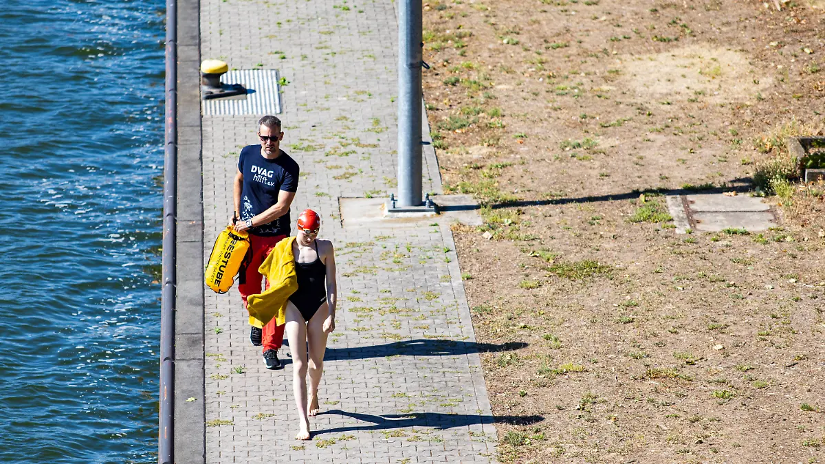 Extremschwimmerin-Nathalie-Pohl-startet-Weltrekordversuch-200-Kilometer-in-vier-Tagen-Erloes-fuer-Schwimmausbildung-von-Kindern-Die-Extremschwimmerin-Nathalie-Pohl-ist-am-11-08-2026-kurz-nach-06-00-Uhr-in-Frankfurt-am-Main-zu-einem-Weltrekordversuch-gestartet-Die-1994-geborene-Freiwasserschwimmerin-aus-Marburg-will-in-vier-Tagen-schwimmend-200-Kilometer-bis-nach-Koeln-zuruecklegen-wo-sie-am-14-08-2026-erwartet-wird-Im-Rahmen-der-Aktion-RIVERS-sammelt-Pohl-fuer-jeden-geschwommenen-Kilometer-Spenden-fuer-Projekte-zur-Schwimmfoerderung-und-die-Schwimmausbildung-von-Kindern-Entlang-der-Strecke-sind-Tourstopps-mit-Rahmenprogramm-geplant-unter-anderem-am-12-08-2026-in-Bingen-und-am-13-08-2026-in-Koblenz