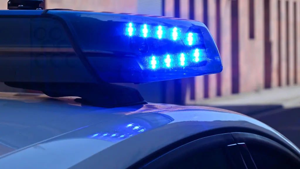 Einsatz-fuer-die-Polizei-in-Eisenhuettenstadt-In-einer-Wohnung-ist-ein-Mann-am-Dienstag-gewaltsam-ums-Leben-gekommen