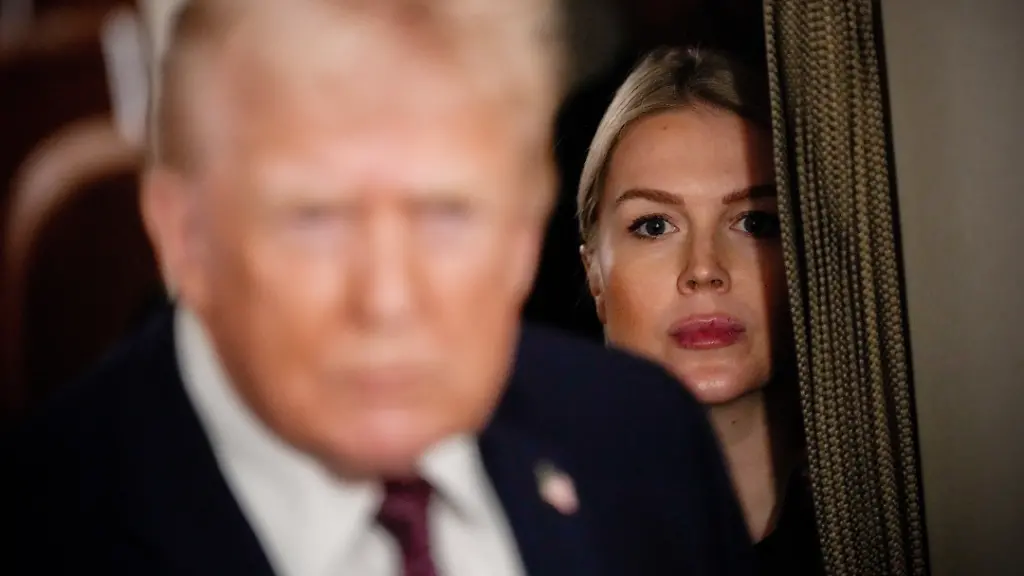 Die-Pressesprecherin-des-Weissen-Hauses-Karoline-Leavitt-beobachtet-wie-US-Praesident-Donald-Trump-waehrend-des-Fluges-mit-der-Air-Force-One-zur-Joint-Base-Andrews-in-Maryland-mit-Reportern-spricht-US-Praesident-Trump-hat-den-Abgang-seiner-Sprecherin-Karoline-Leavitt-zum-Ende-des-Monats-verkuendet