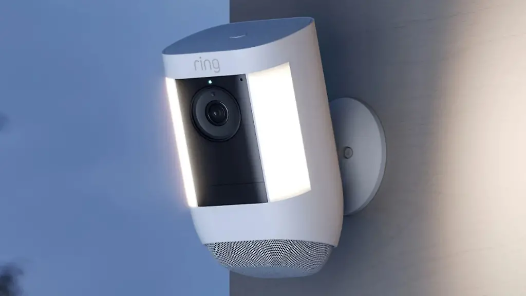 Die-Ring-Spotlight-Cam-Pro-kombiniert-eine-Aussenkamera-mit-bewegungsaktivierten-Leuchten-und-einer-zuschaltbaren-Sirene