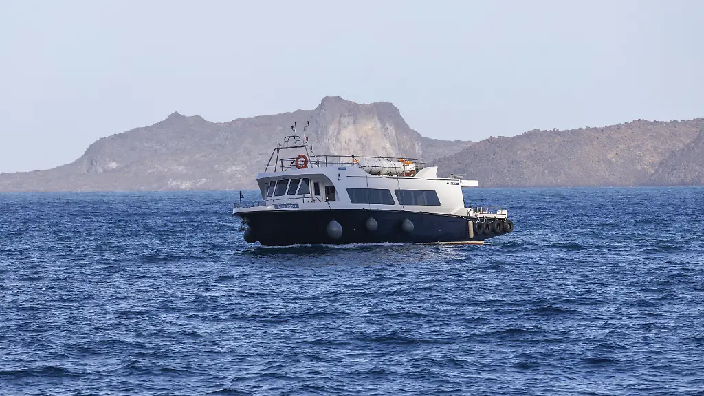Ausflugsschiff-in-der-Caldera-Archipel-von-Santorini-Kykladen-Griechenland