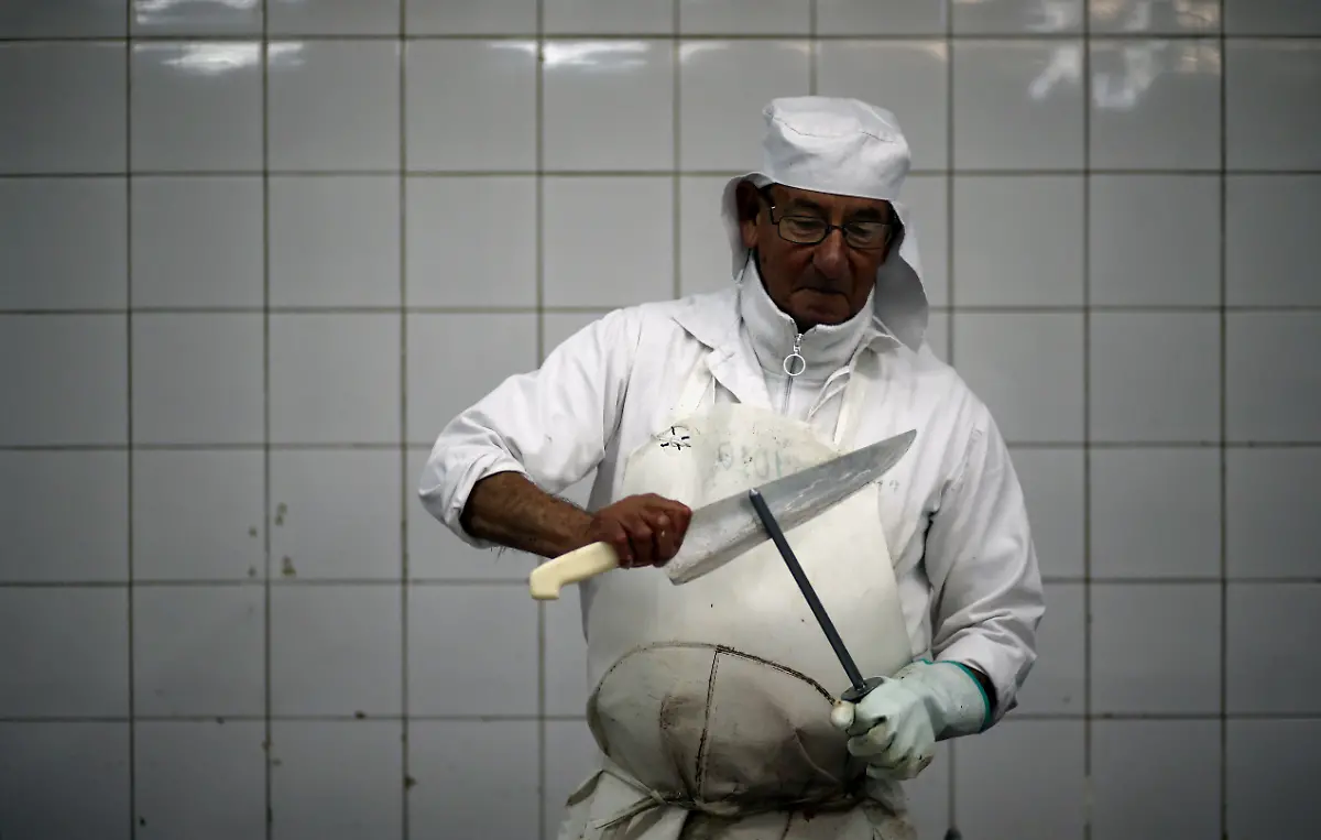 2017-06-27T052517Z-2068284202-RC1D210A3650-RTRMADP-3-ARGENTINA-BEEF