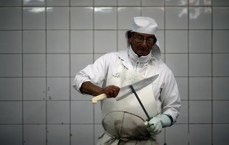 2017-06-27T052517Z-2068284202-RC1D210A3650-RTRMADP-3-ARGENTINA-BEEF