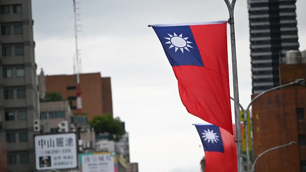 Taiwanische-Flaggen-wehen-an-einer-Hauptstrasse-Am-Montag-wird-Taiwans-gewaehlter-Praesident-Lai-Ching-te-in-sein-Amt-eingefuehrt
