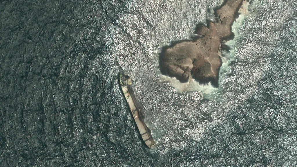 Dieses-Satellitenfoto-vom-Mittwoch-dem-05-August-2026-zeigt-den-Tanker-Caroline-Bezengi-der-vor-der-Kueste-Omans-auf-Grund-gelaufen-ist-und-teilweise-im-Wasser-versinkt-wobei-Rohoel-ins-Meer-auslaeuft
