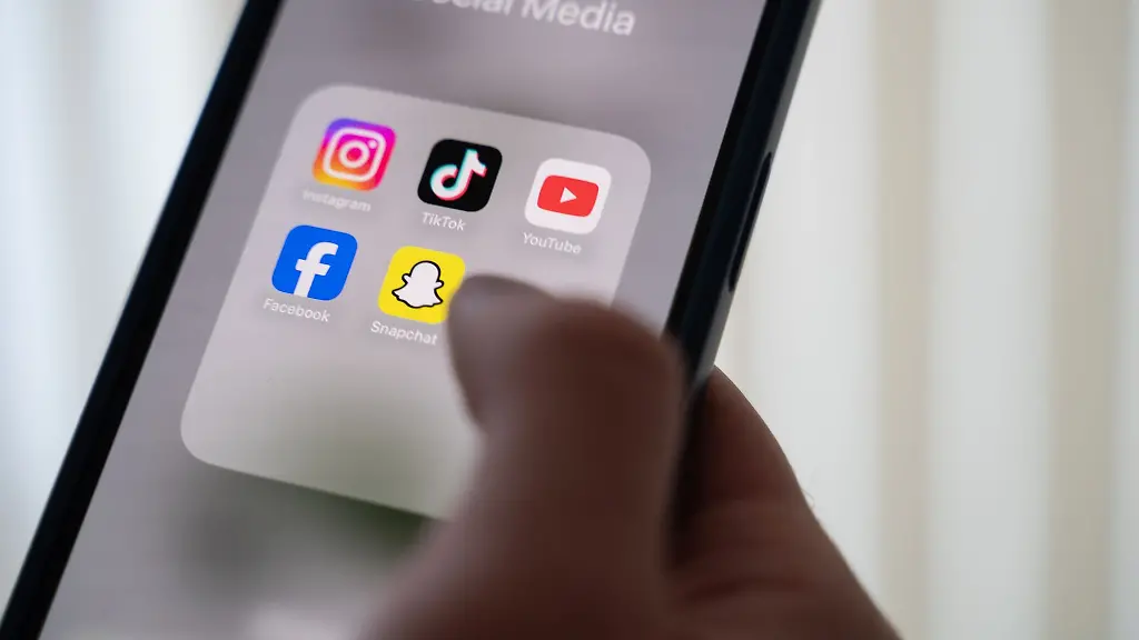 Bei-Social-Media-Posts-ueber-den-Arbeitgeber-oder-aus-dem-Arbeitsumfeld-sollte-man-extrem-vorsichtig-sein