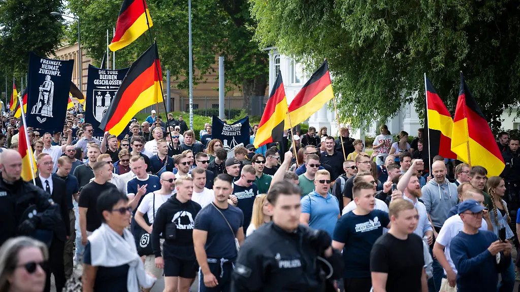 Demo-der-AfD-Jugend-in-Schwerin-unter-Polizeischutz-Archivbild