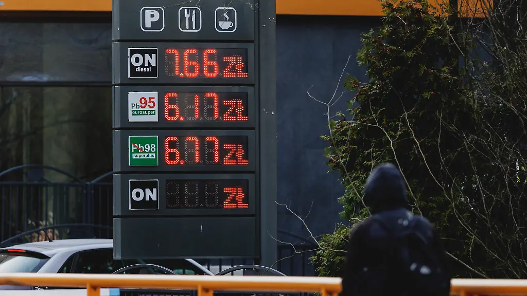 Preistafel-in-Zloty-direkt-an-der-deutsch-polnischen-Grenze-aufgenommen-in-Zgorzelec-10-04-2026-Aufgrund-der-politischen-Situation-im-Nahen-Osten-sind-die-Benzinpreise-in-den-letzten-Wochen-vor-allem-in-Deutschland-explodiert