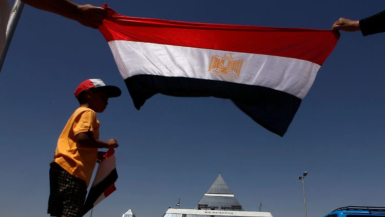 Vor dem Krankenhaus im Badeort Scharm el Scheich protestieren einige Ägypter.