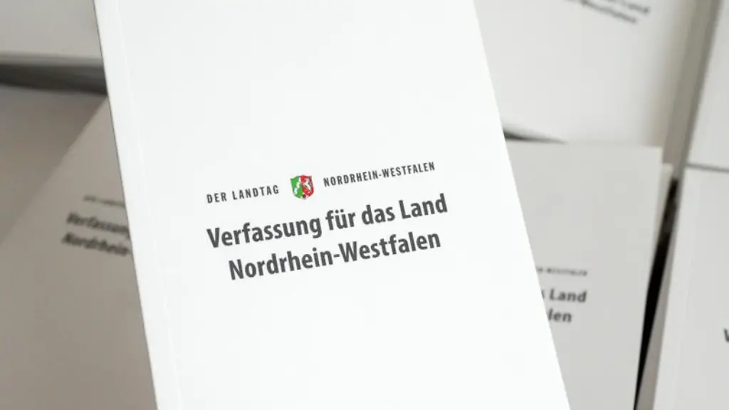 Ein-Landtagsmitarbeiter-haelt-eine-Landesverfassung-in-die-Kamera