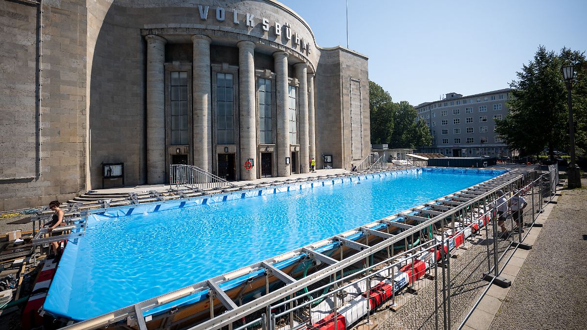 Wegen Sicherheitsbedenken: Berliner Volksbühne sagt Pool-Reservierung für Verein der Schwarzen Community ab