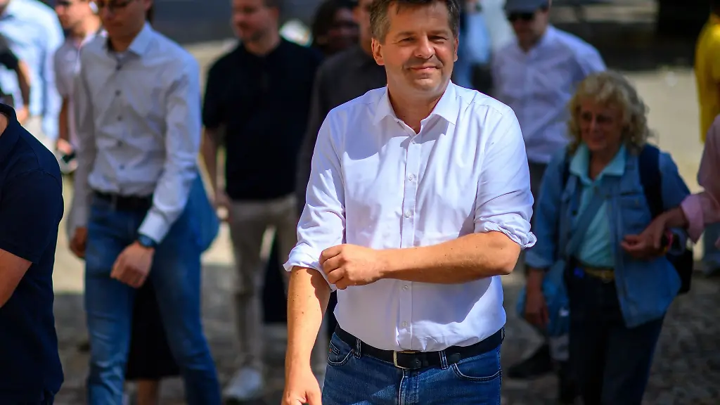 Ministerpraesident-Sven-Schulze-CDU-hat-Foerderbescheide-ueber-rund-23-Millionen-Euro-fuer-das-geplante-MakerLab-in-Eisleben-uebergeben