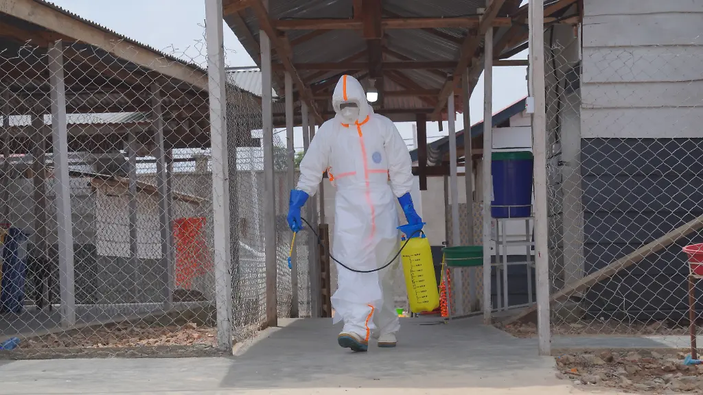 Ein-Mitarbeiter-des-Gesundheitswesens-sprueht-im-Ebola-Behandlungszentrum-des-Allgemeinen-Krankenhauses-im-Osten-des-Kongo-Desinfektionsmittel-Knapp-drei-Monate-nach-Bekanntgabe-des-Ebola-Ausbruchs-im-Kongo-sind-bereits-mehr-als-2-000-Menschen-gestorben