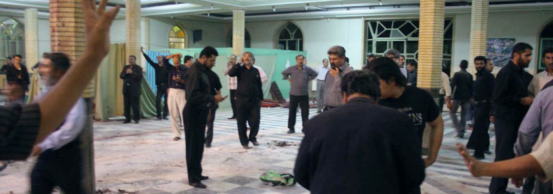 Iranische Sicherheitskräfte untersuchen die Moschee nach dem Anschlag.