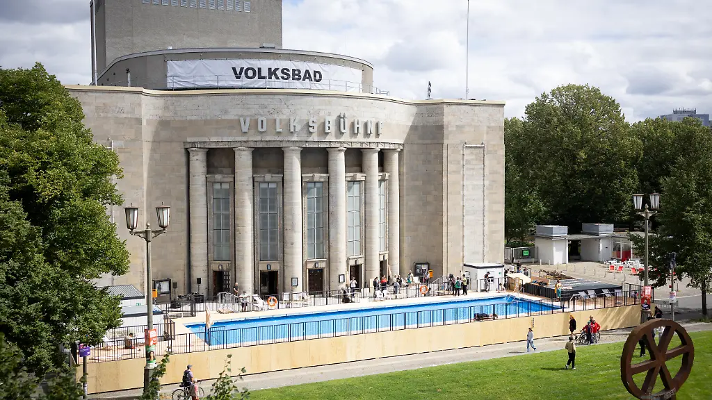 Die-Volksbuehne-hat-am-07-08-2026-ein-Pop-up-Freibad-in-Berlin-Mitte-eroeffnet-Foto-vom-07-08-2026-Das-Volksbad-ist-das-erste-Projekt-des-neuen-Intendanten-Matthias-Lilienthal-In-dem-25-Meter-langen-und-1-30-Meter-tiefen-Becken-auf-dem-Rosa-Luxemburg-Platz-koennen-Besucher-nach-Buchung-eines-Zeitslots-kostenlos-und-ohne-Ausweispflicht-schwimmen-gehen-wie-das-Theater-auf-seiner-Website-angibt-Die-fuer-acht-Wochen-geplante-Aktion-sorgt-aber-wegen-hoher-Kosten-auch-fuer-Kritik-Siehe-epd-Meldung-vom-07-08