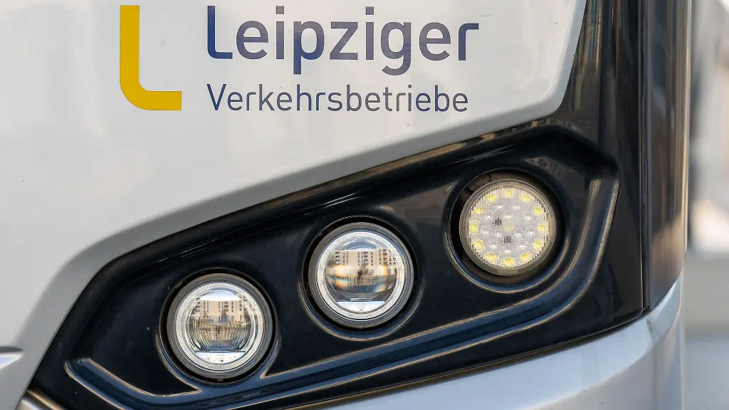 Ein-Strasseneinbruch-im-Leipziger-Westen-sorgt-fuer-Einschraenkungen-im-Bus-und-Strassenbahnverkehr