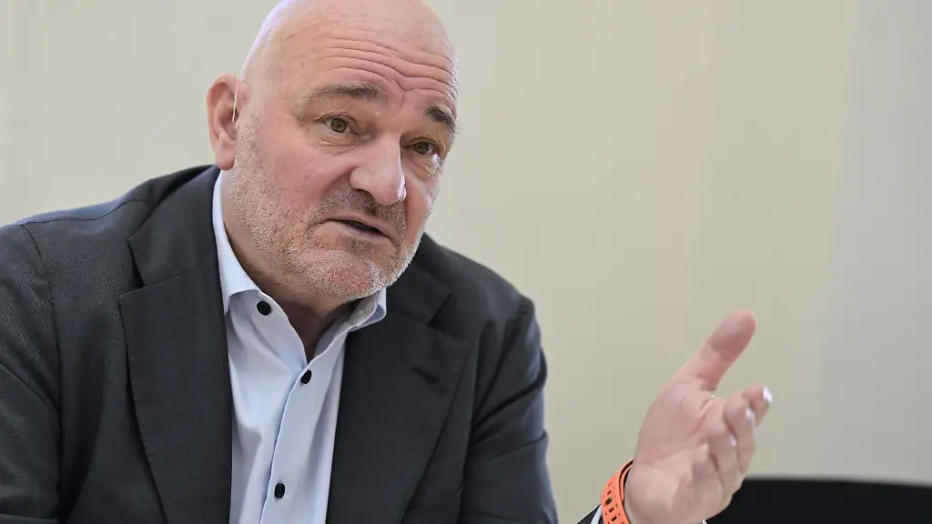 Eine-Gruenbruecke-fuer-Wild-ist-beschaedigt-und-nicht-mehr-sicher-Infrastrukturminister-Robert-Crumbach-SPD-laesst-mehrere-Varianten-pruefen-damit-die-Bundesstrasse-101-bei-Thyrow-wieder-sicher-befahrbar-wird