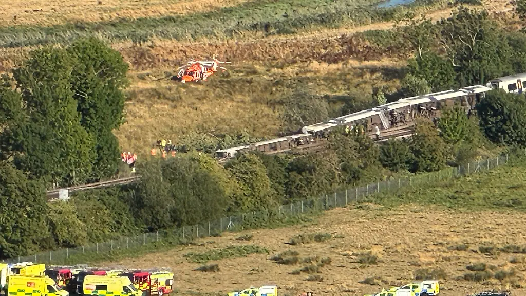 Mit-Genehmigung-von-X-veroeffentlichtes-Foto-von-Einsatzkraeften-am-Ort-einer-Zugentgleisung-bei-Lewes-in-East-Sussex