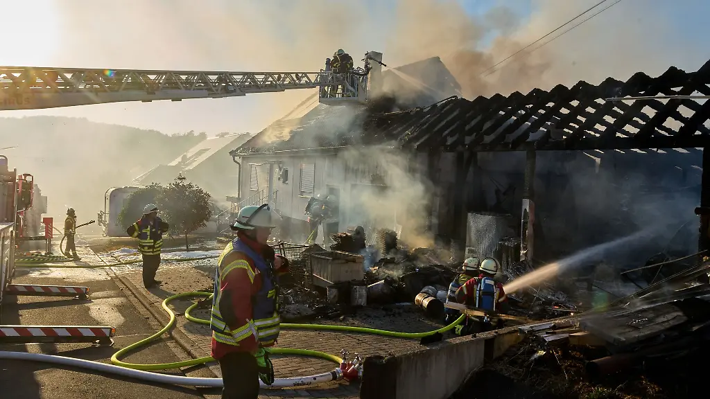 Aus-bisher-ungeklaerter-Ursache-ist-eine-Dachdeckerfirma-in-Sessenbach-in-Brand-geraten