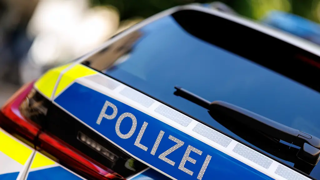 Der-Schriftzug-Polizei-ist-an-einem-Einsatzfahrzeug-der-Polizei-in-Muenchen-Bayern-Deutschland-zu-sehen