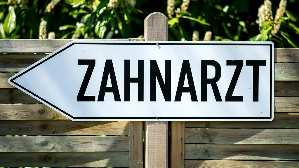 Viele-Pflegebeduerftige-koennen-nicht-aus-eigener-Kraft-zum-Zahnarzt-kommen