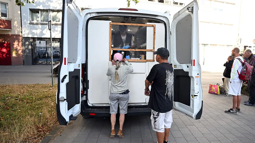 Der-Verein-Gemeinsam-gegen-Kaelte-Duisburg-unterstuetzt-obdachlose-Menschen-in-der-Duisburger-Innenstadt-bei-der-Hitze