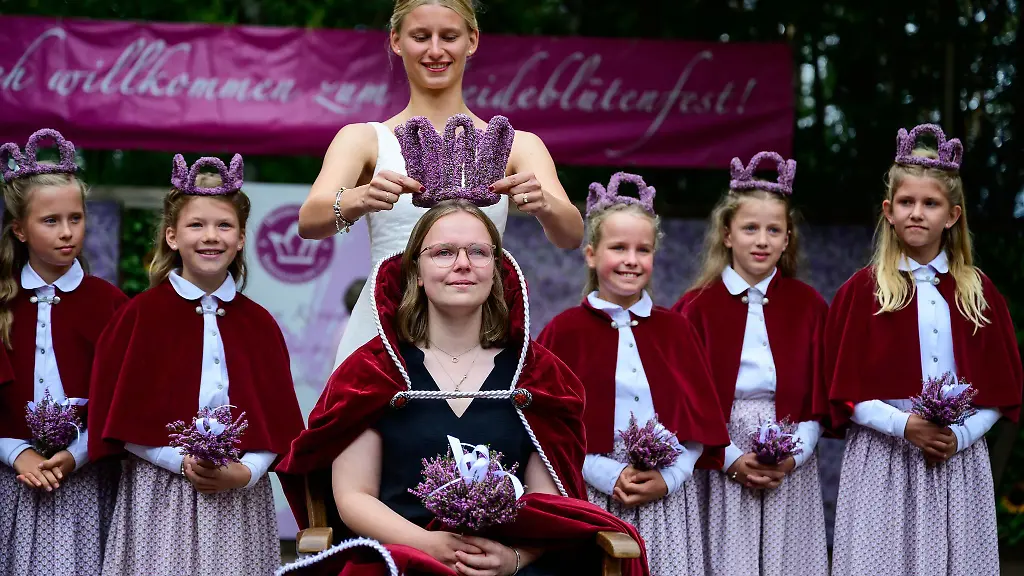 Die-Wahl-der-Heidekoenigin-ist-der-Hoehepunkt-des-jaehrlichen-Heidebluetenfestes