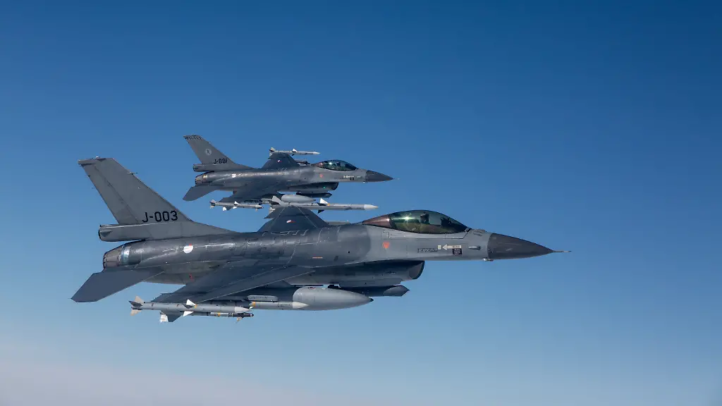 HANDOUT-F-16-Jets-der-niederlaendischen-Luftwaffe-nehmen-am-25-04-2017-an-der-Nato-Uebung-Ramstein-Alloy-4-bei-Siauliai-Litauen-teil-Bei-dem-Luftmanoever-simulierten-Nato-Kampfjets-eine-Operation-zur-Identifizierung-und-Begleitung-eines-Zivilflugzeugs-das-den-Funkkontakt-zur-Flugsicherung-verloren-hat-zu-dpa-Nato-Kampfjets-ueben-den-Ernstfall-ueber-der-Ostsee-vom-18-07