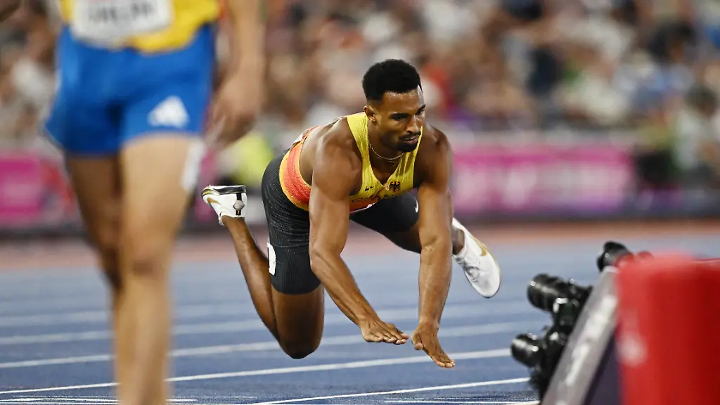 Athletics-European-Athletics-Championships-Alexander-Stadium-Birmingham-Britain-August-13-2026-Germany-s-Leo-Neugebauer-falls-as-he-crosses-the-line-to-finish-the-Men-s-Decathlon-1500m-and-win-gold-in-the-Men-s-Decathlon-REUTERS-Dylan-Martinez