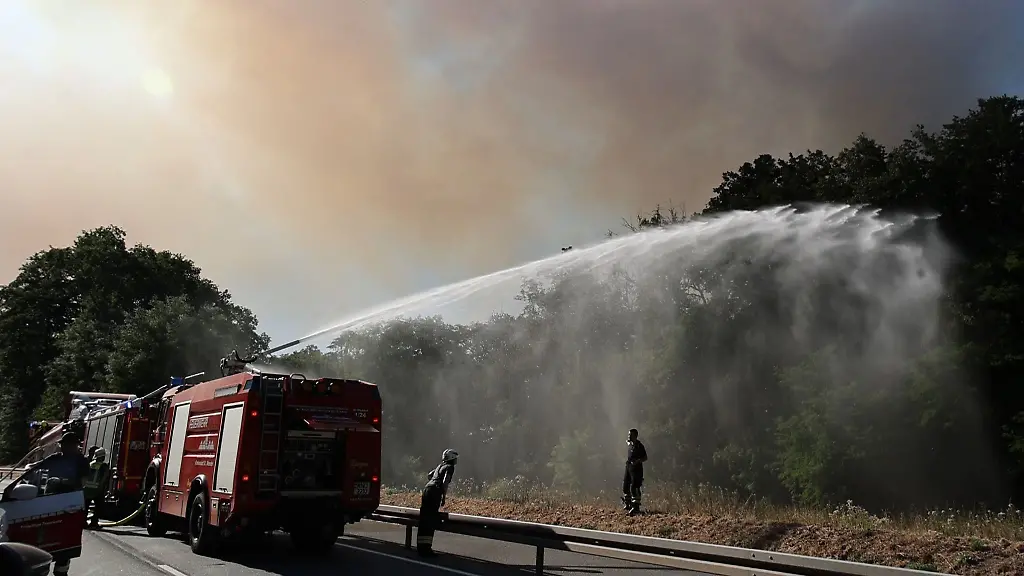 Eine-Gaststaette-und-ein-Wohnmobilstellplatz-waren-wegen-des-Brandes-vorsorglich-evakuiert-worden
