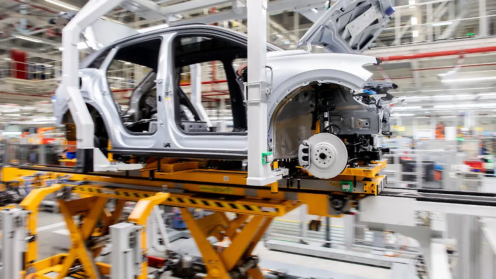 ARCHIV-24-02-2026-Niedersachsen-Emden-Ein-Fahrzeug-vom-Typ-ID-4-faehrt-im-Werk-von-Volkswagen-ueber-ein-Band-durch-die-Produktionshalle-Aufnahme-mit-langer-Verschlusszeit