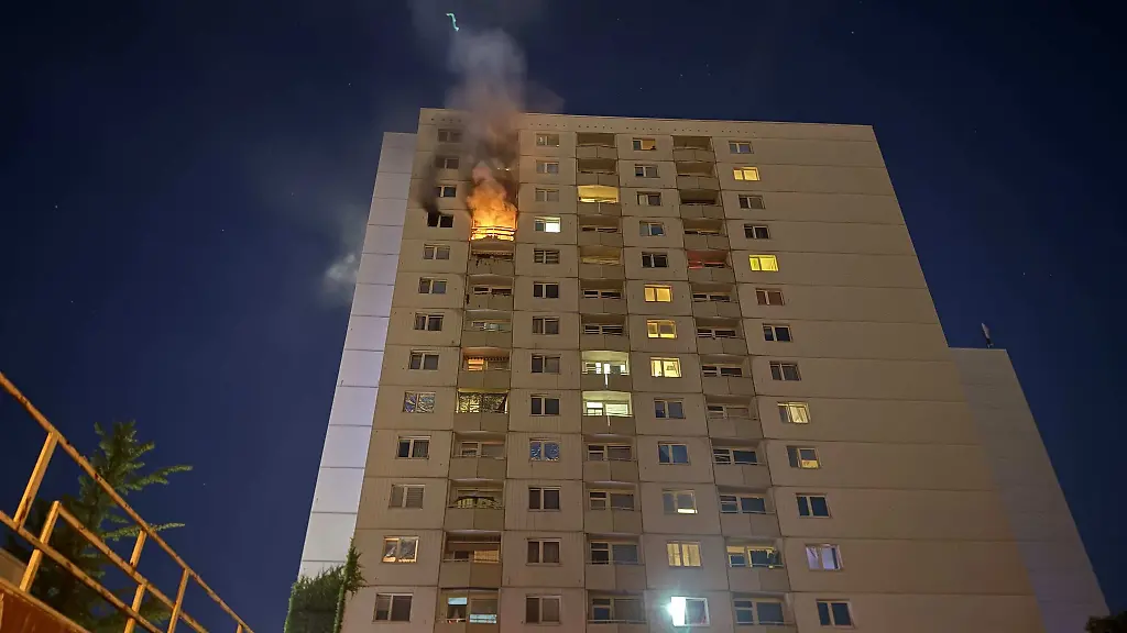 Im-13-Stock-eines-Hochhauses-in-Dresden-war-am-Donnerstagabend-ein-Feuer-ausgebrochen