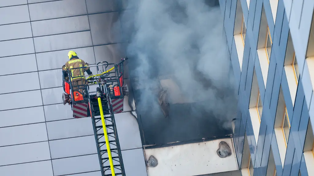 Feuerwehrleute-loeschen-einen-Brand-in-einem-Hochhaus-in-Friedrichshain