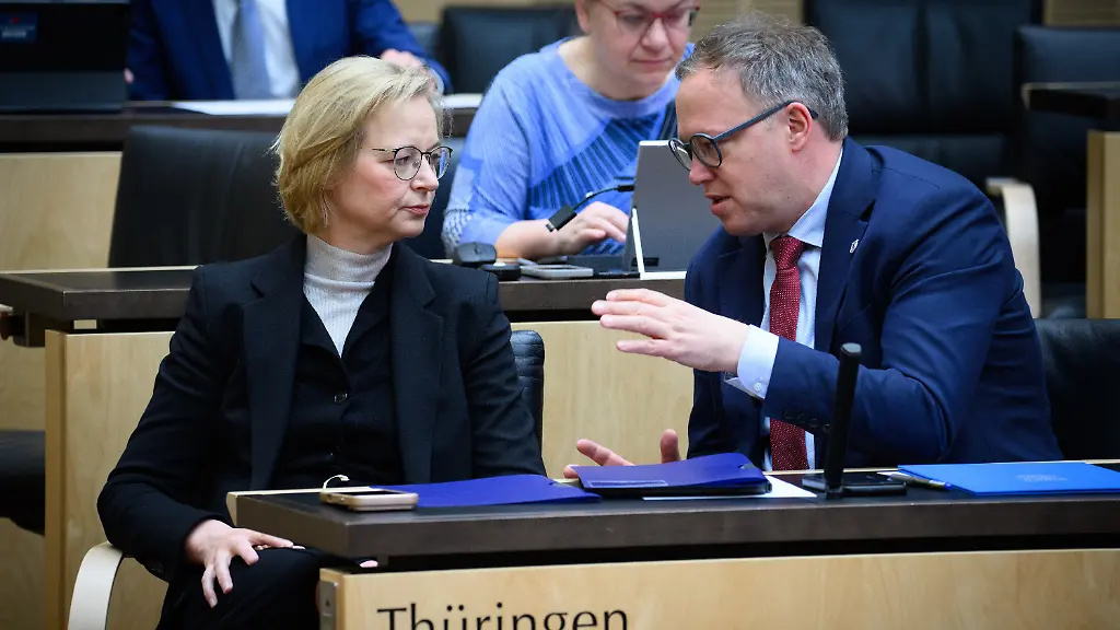 Katja-Wolf-l-BSW-Thueringer-Finanzministerin-und-Mario-Voigt-CDU-Ministerpraesident-von-Thueringen-unterhalten-sich-zu-Beginn-der-1064-Plenarsitzung-im-Deutschen-Bundesrat-Die-auf-Bitten-der-Bundesregierung-einberufene-Sondersitzung-des-Bundesrats-hat-als-einzigen-Tagesordnungspunkt-das-2-Energiesteuersenkungsgesetz-Das-Gesetz-sieht-befristet-Steuerreduzierungen-fuer-Kraftstoffe-vor