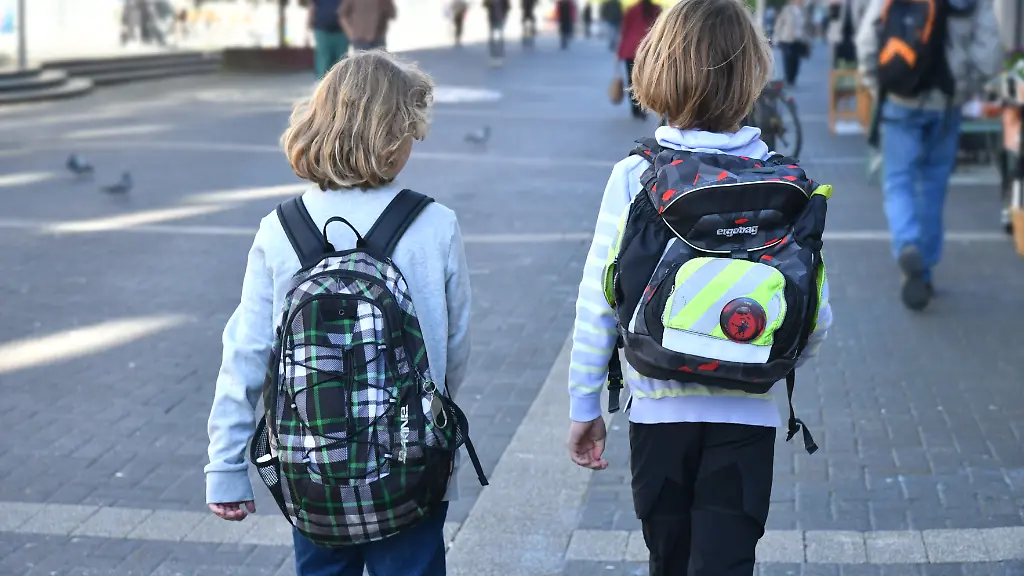 Auf-dem-Schulweg-gibt-es-fuer-Kinder-einige-Gefahren-Vor-allem-die-Sichtbarkeit-fuer-andere-Verkehrsteilnehmer-ist-ein-Thema