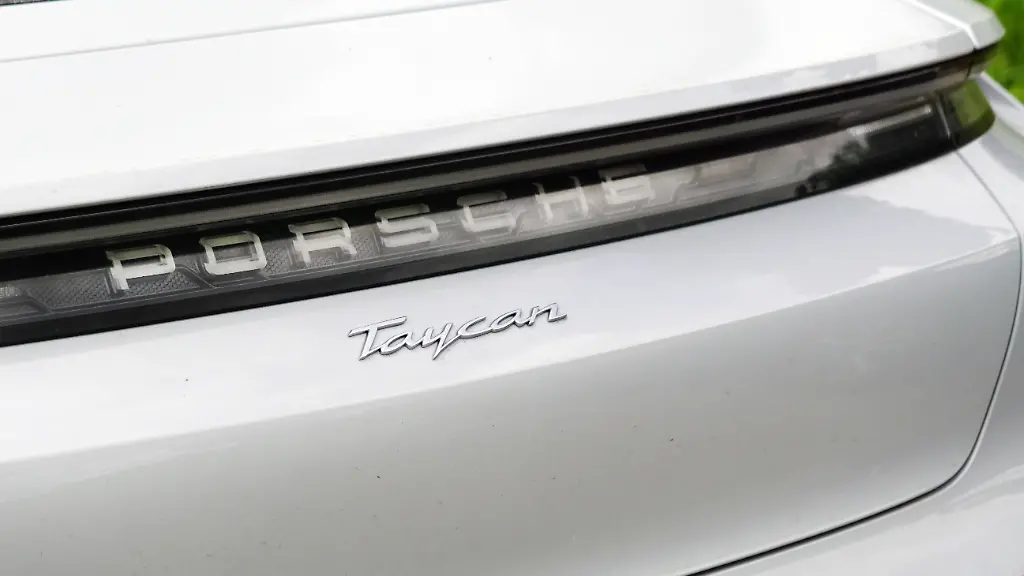 Porsche-Taycan-Taycan-Electric-E-Auto-Luxusauto-Sportwagen-Automarke-Deutscher-Kraftfahrzeughersteller-Porsche-Taycan-Taycan-Electric-e-Car-Luxury-car-Sports-car-Car-brand-German-Motor-vehicle-manufacturer-1131605087