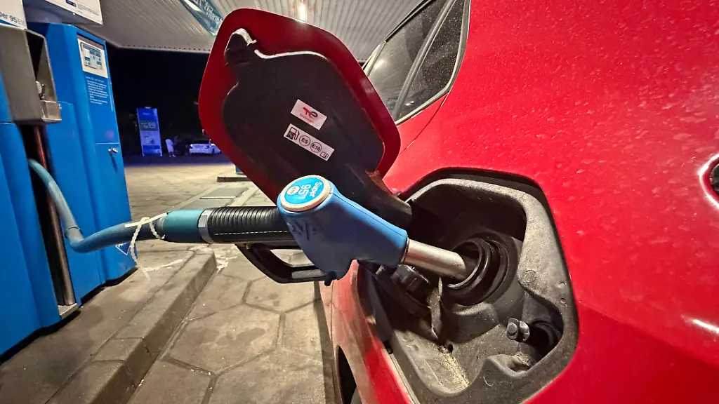 10-08-2026-Wirtschaft-v-l-Auf-diesem-Foto-ist-ein-Tankvorgang-an-einer-Aral-Tankstelle-zu-sehen-Ein-roter-Pkw-wird-an-einer-Zapfsaeule-mit-Super-95-E10-betankt-Das-Motiv-kann-symbolisch-fuer-Benzinpreise-Spritkosten-Tanken-Kraftstoffversorgung-Autofahren-und-Mobilitaetskosten-stehen