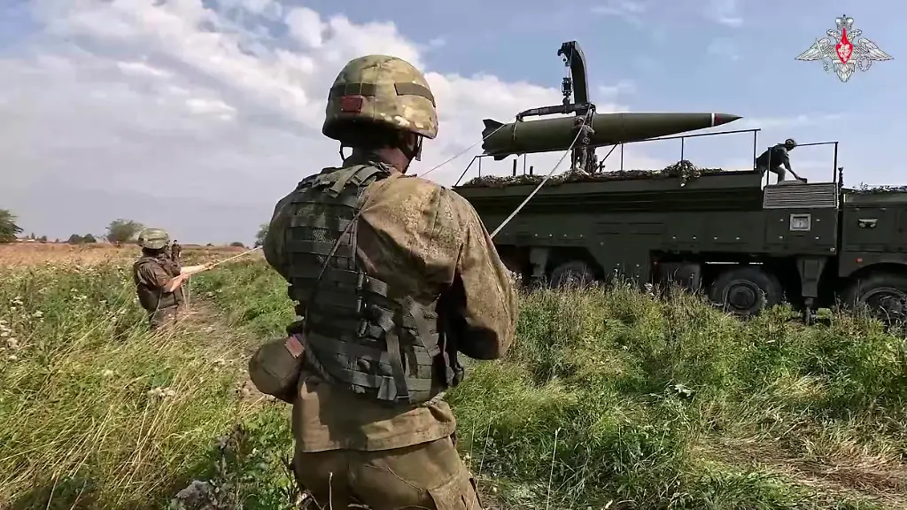 In-this-photo-released-by-the-Russian-Defense-Ministry-Press-Service-on-Monday-Sept-15-2025-Russian-troops-load-an-Iskander-missile-onto-a-mobile-launcher-during-the-joint-Russian-Belarusian-military-drills-at-an-undisclosed-location-in-Kaliningrad-region-of-Russia