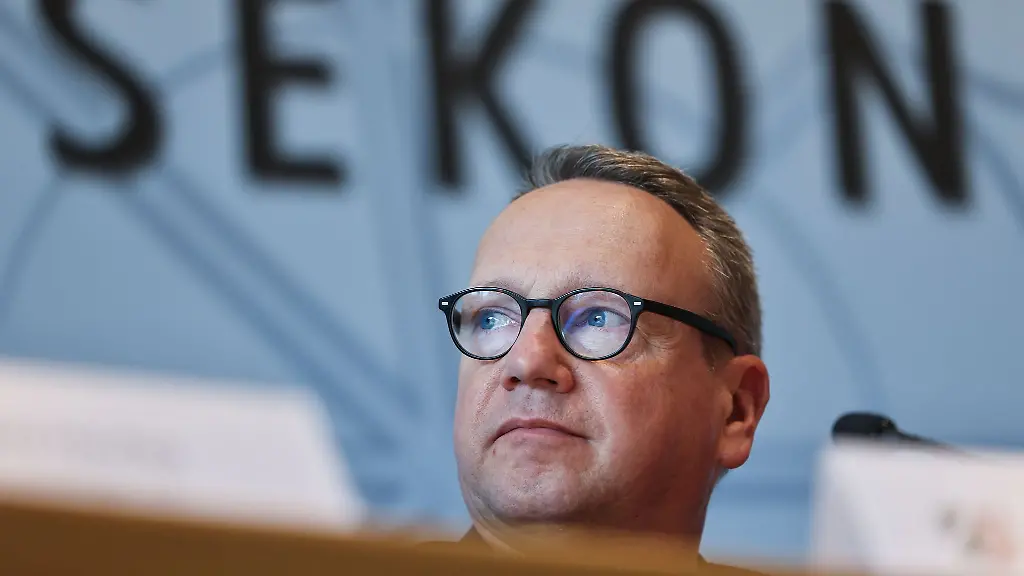 NRW-Justizminister-Benjamin-Limbach-Gruene-informierte-den-Rechtsausschuss-ueber-die-Verhaftung