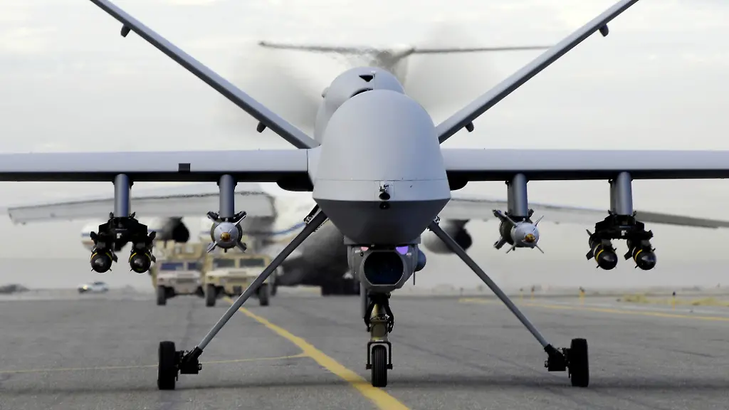 ARCHIV-HANDOUT-Eine-bewaffnete-Drohne-vom-Typ-MQ-9A-Reaper-der-U-S-Air-Force-waehrend-der-Operation-Enduring-Freedom-im-Irak-Sie-heissen-Sensenmann-und-Raubtier-und-werden-von-den-USA-gegen-Terroristen-in-Pakistan-oder-im-Jemen-eingesetzt-Ins-Ausland-werden-die-Kampfdrohnen-bisher-kaum-exportiert-Das-soll-sich-aendern-Foto-Staff-Sgt-Brian-Ferguson-U-S-Air-Force-Achtung-Redaktionen-Nur-zur-redaktionellen-Verwendung-bei-vollstaendiger-Nennung-der-Quelle-Foto-Sgt-Brian-Ferguson-U-S-Air-Force-Zu-dpa-Staff-Sensenmann-als-Exportschlager-USA-wollen-mehr-Drohnen-verkaufen-vom-18-02