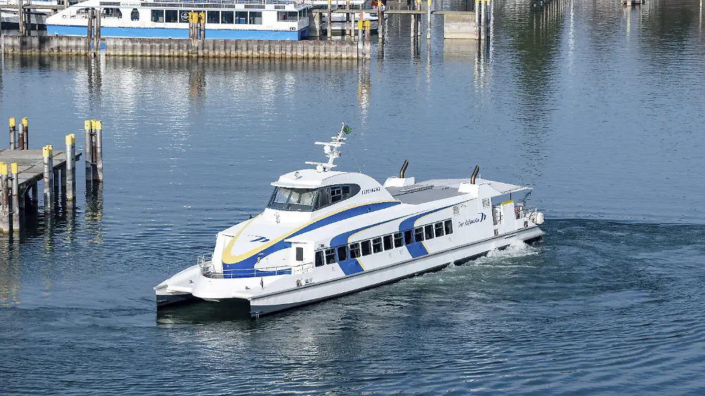 Der-Katamaran-der-Reederei-Bodensee-GmbH-und-Co